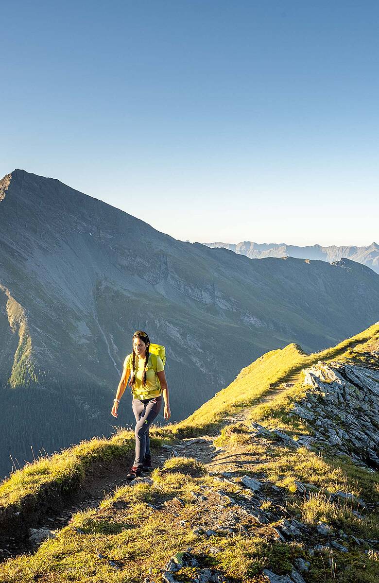 Frau am Gipfelgrat beim Weitwandern in den Hohen Tauern