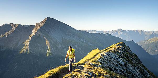 Frau am Gipfelgrat beim Weitwandern in den Hohen Tauern