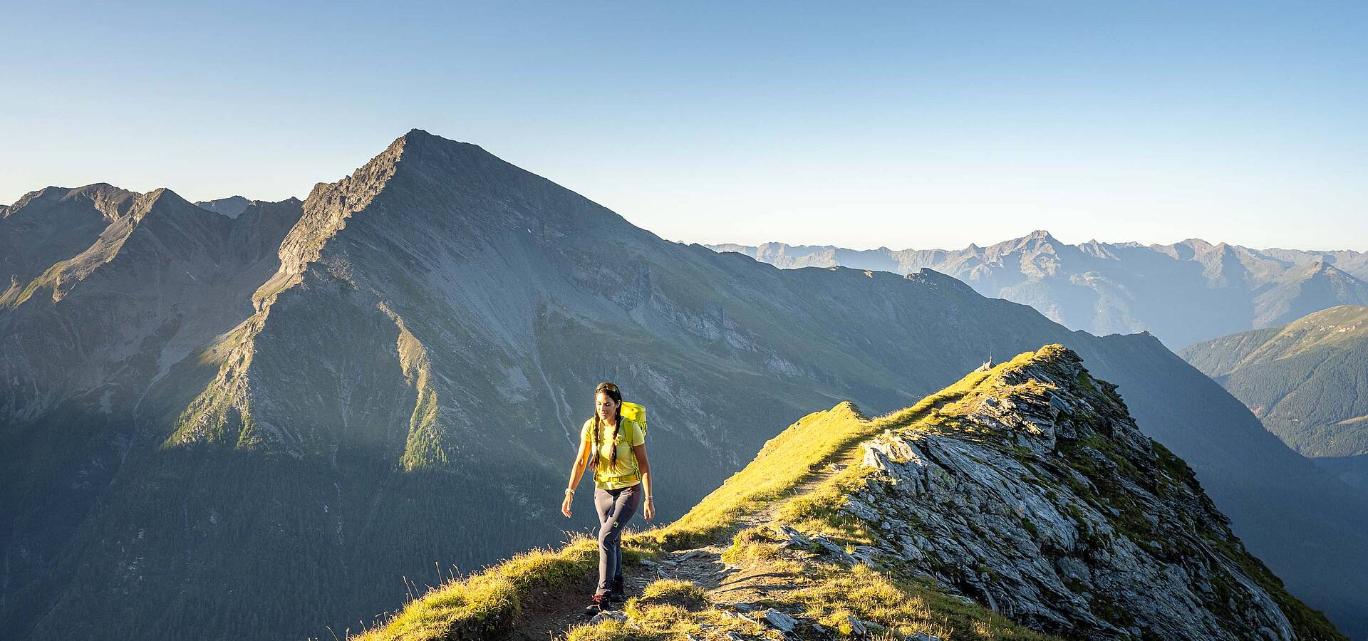 Frau am Gipfelgrat beim Weitwandern in den Hohen Tauern