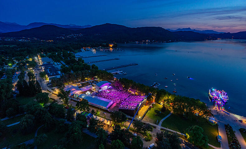Starnacht am Woerthersee Buehne am Abend bei der Starnacht am Woerthersee
