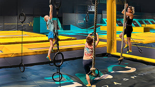 Kinder beim Seilklettern im Trampolinpark JumpWorld.One 