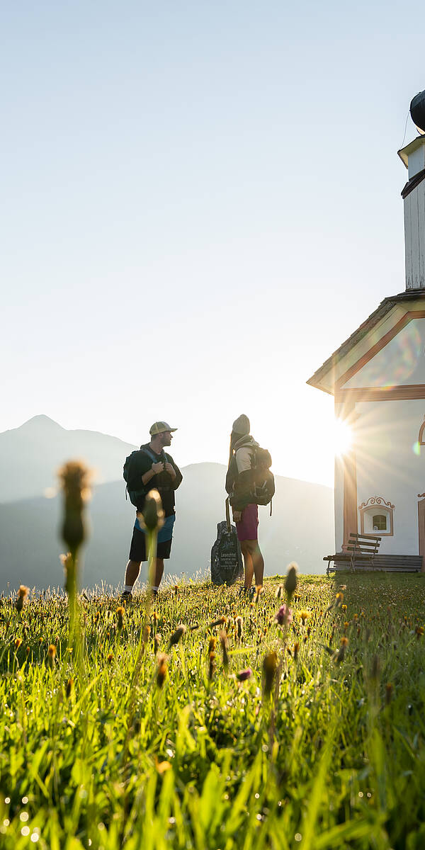 Paerchen beim Wandern im Lesachtal mit Rast bei der Kapelle