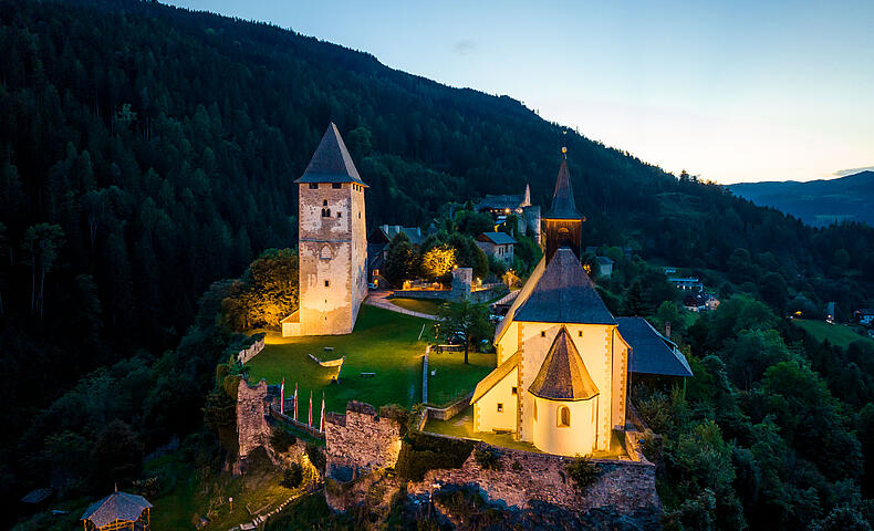 Friesacher Burghofspiele am Petersberg in Friesach Blick auf den Petersberg bei Nacht im Rahmen der Friesacher Burghofspiele