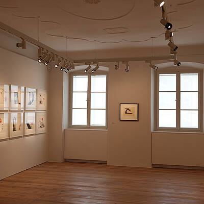 Lichter Ausstellungsraum mit gerahmten Zeichnungen an den Wänden im Kunsthaus Gmünd.