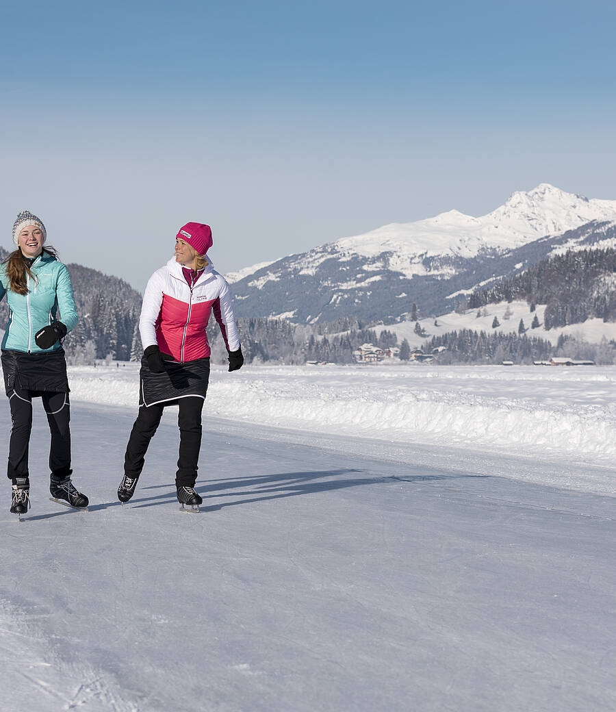 Region Weissensee_Winter_Mutter under Tochter beim Eislaufen