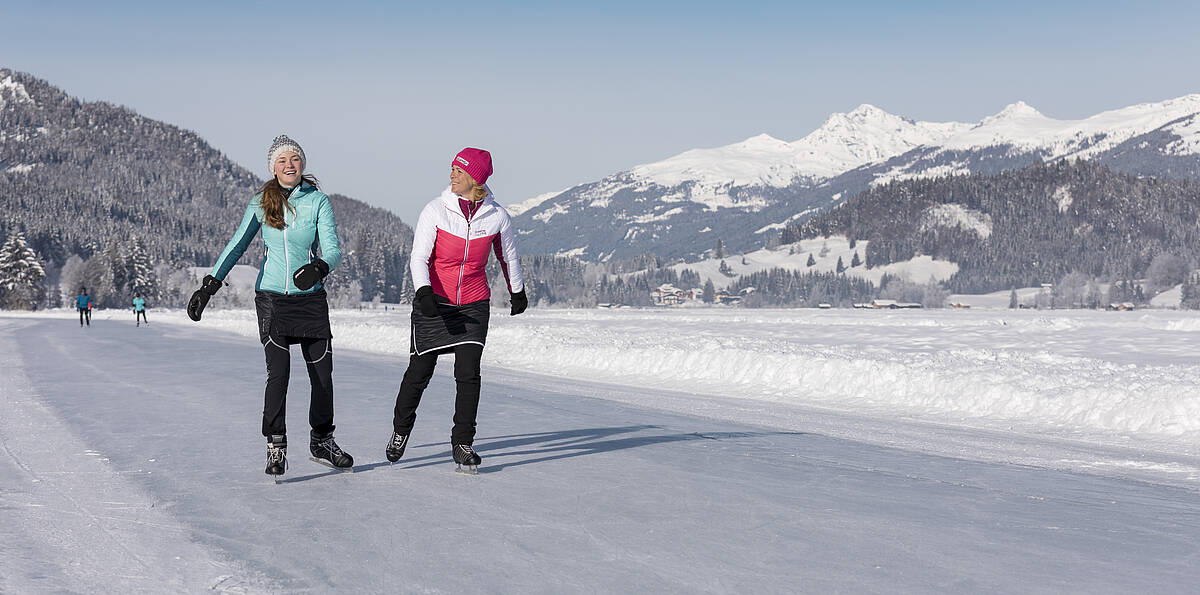 Region Weissensee_Winter_Mutter under Tochter beim Eislaufen