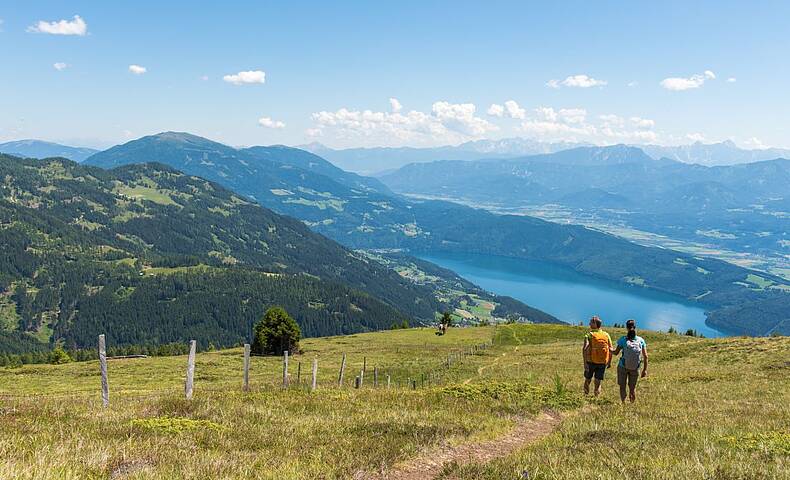 Wandern mit Blick auf den Millstätter See