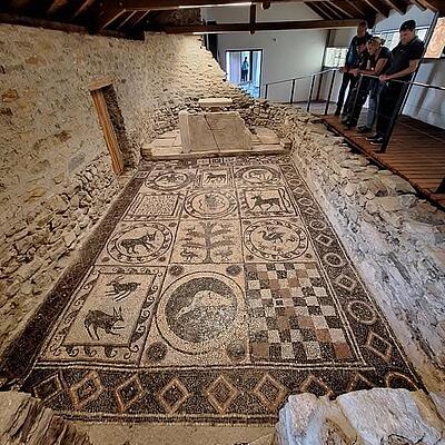 Mosaikboden mit Tiermotiven in einer frühchristlichen Kirche der Römerstadt Teurnia bei Spittal.