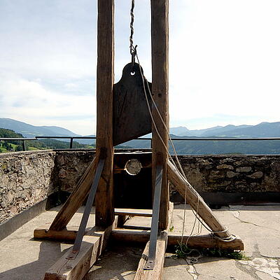 Historische Guillotine im Freien auf Burg Sommeregg, Teil des Foltermuseums.
