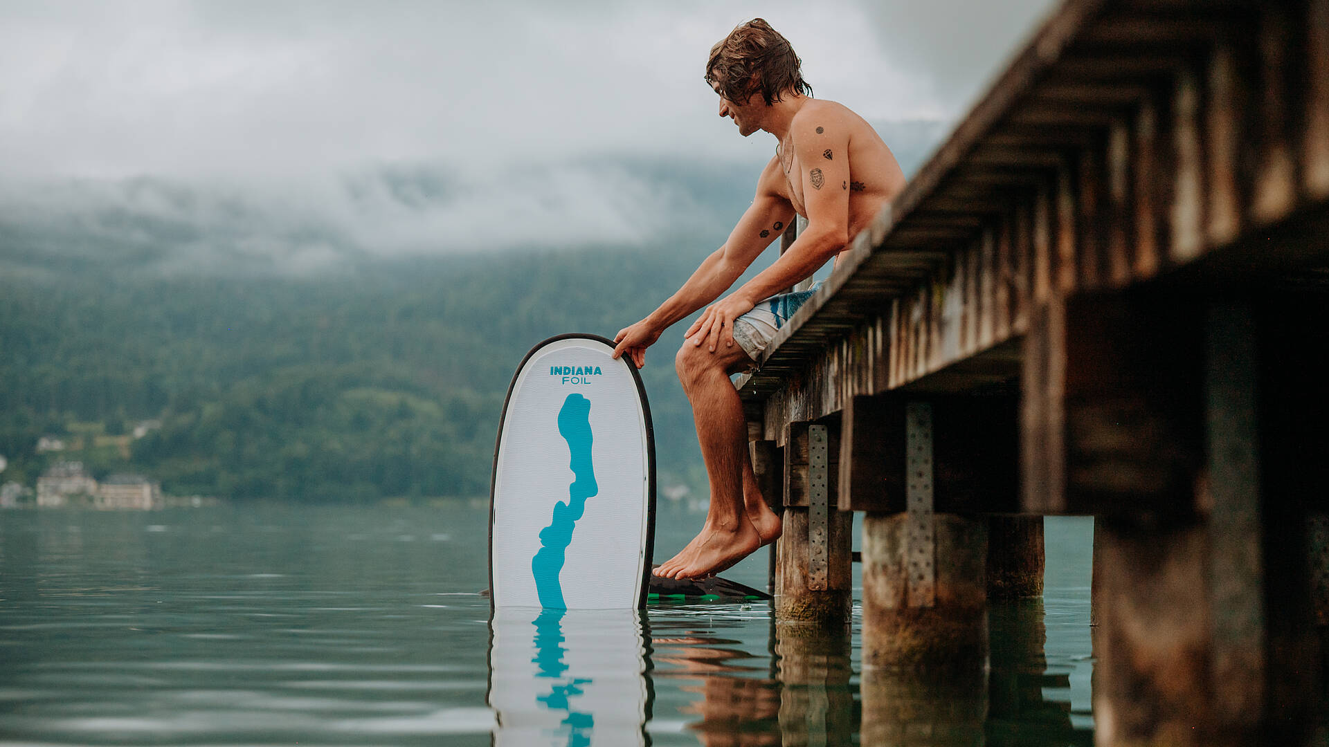 Mit dem Pumpfoil am Steg am Woerthersee mit Rider Patrick Rauter
