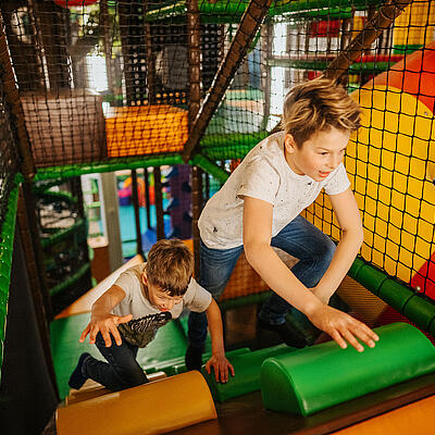 Kinder im Indoorspielhaus in St. Kanzian