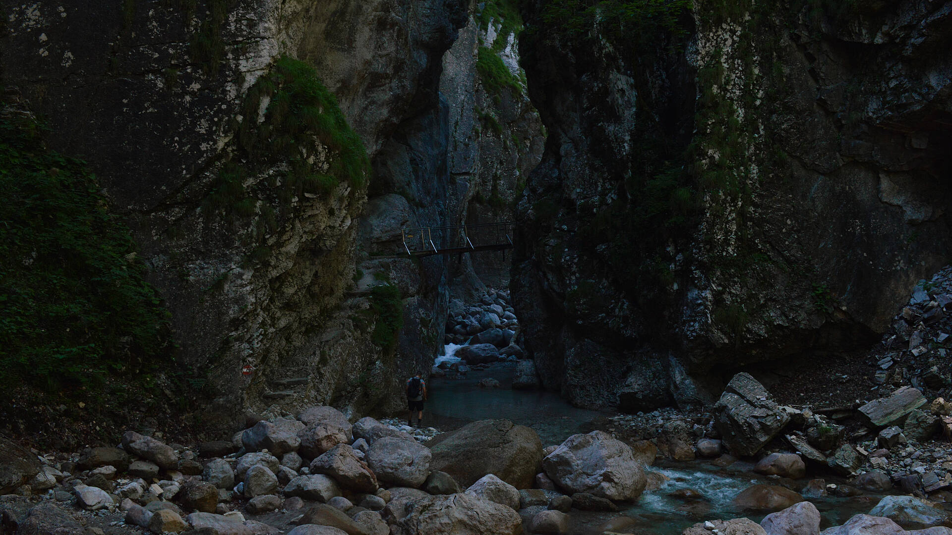 Garnitzenklamm mystisch mit gewaltigen Felsen und Steinen