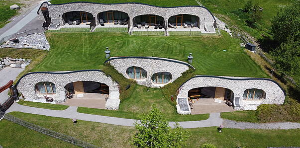Blick zu den Erdhäusern am Weissensee