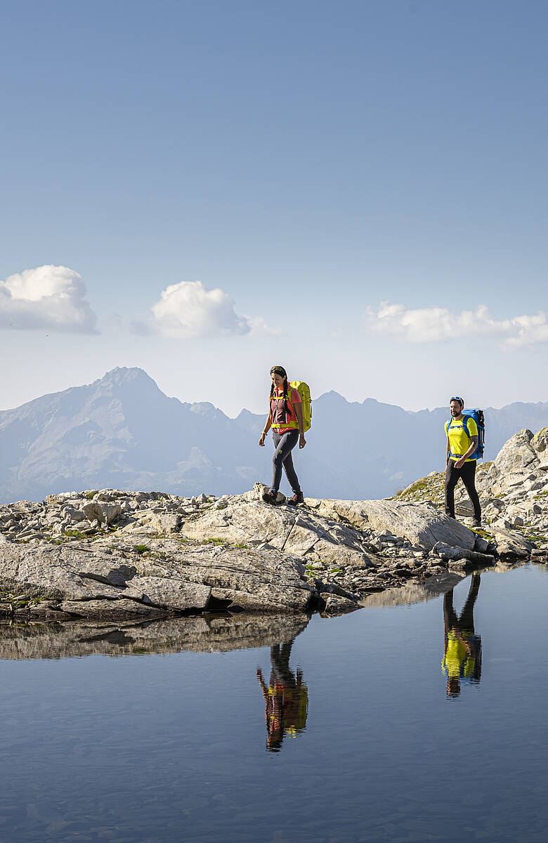 Weitwandern am Tauernhoehenweg entlang eines Bergsees