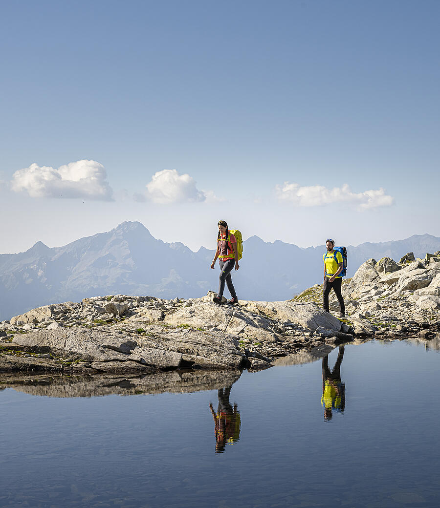 Weitwandern am Tauernhoehenweg entlang eines Bergsees