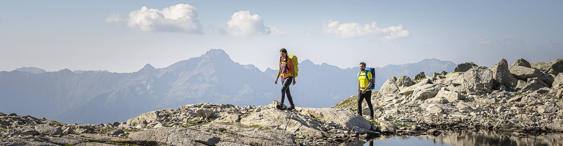 Weitwandern am Tauernhoehenweg entlang eines Bergsees