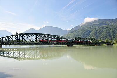 OEBB Zug unterwegs auf der Rosentalbruecke