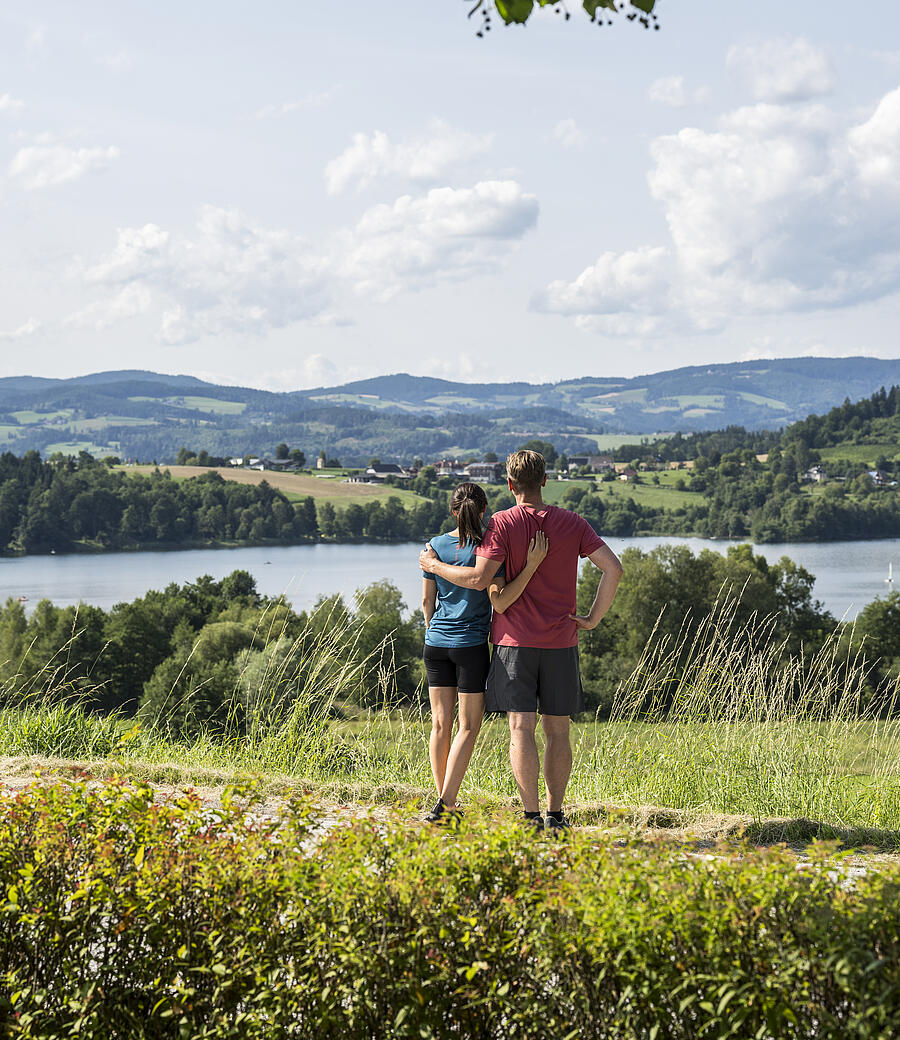 Paerchen am Slow Trail Laengsee in Mittelkaernten
