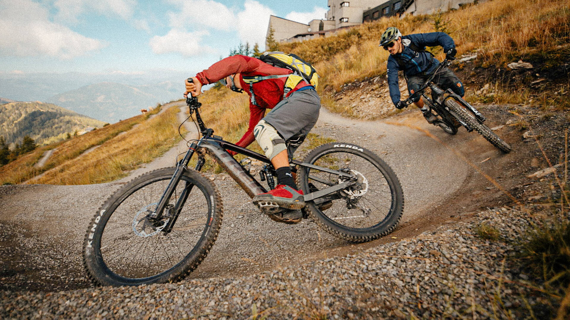 Mit dem Bike den Berg hinunter fahren.