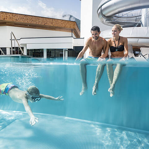 Badespaß im Außenbecken der Familien- & Gesundheitstherme St. Kathrein