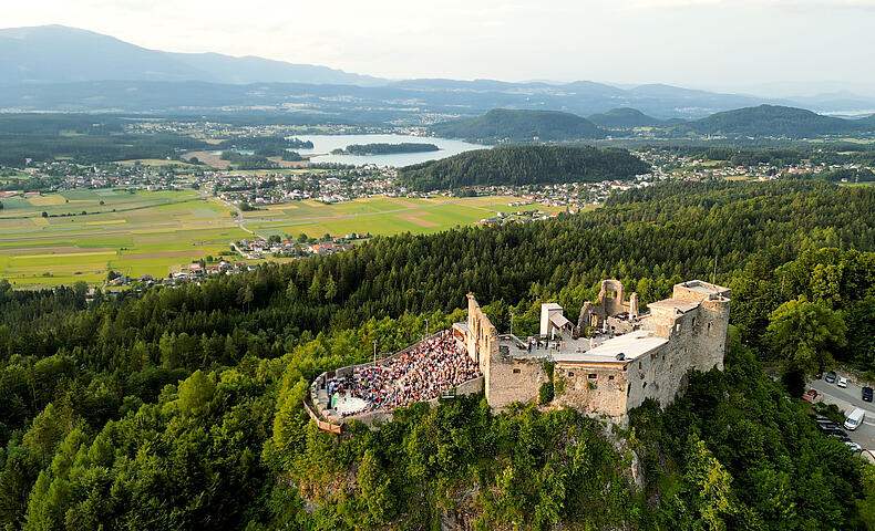 Burgarena Finkenstein Blick von oben zur Burg und zum Faaker See