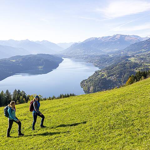 Zwei Frauen beim Wandern im Herbst in der Region Millstaetter See