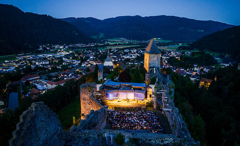 Petersberg Friesach mit Burghofspielen am Abend Petersberg Friesach mit Burghofspielen am Abend