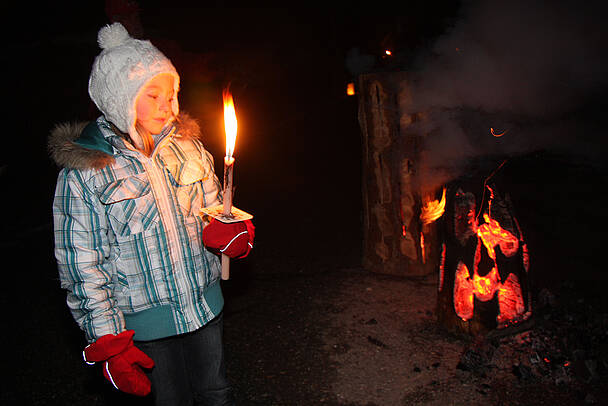 Mädchen mit Fackel am Silvesterpfad um den Maltschacher See