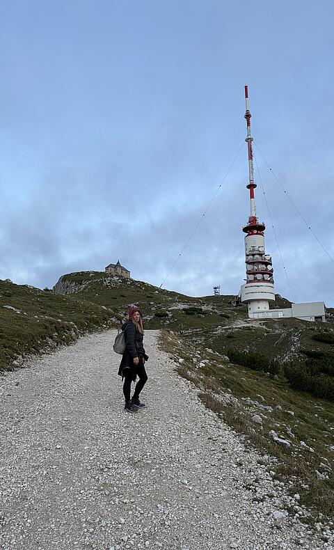 Frau bei der Wanderung am Dobratsch zum Sender
