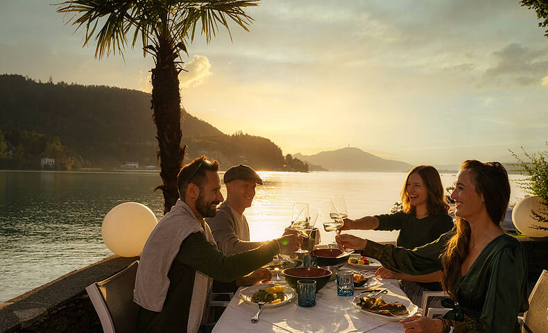 Beim Abendessen am See Maria Loretto
