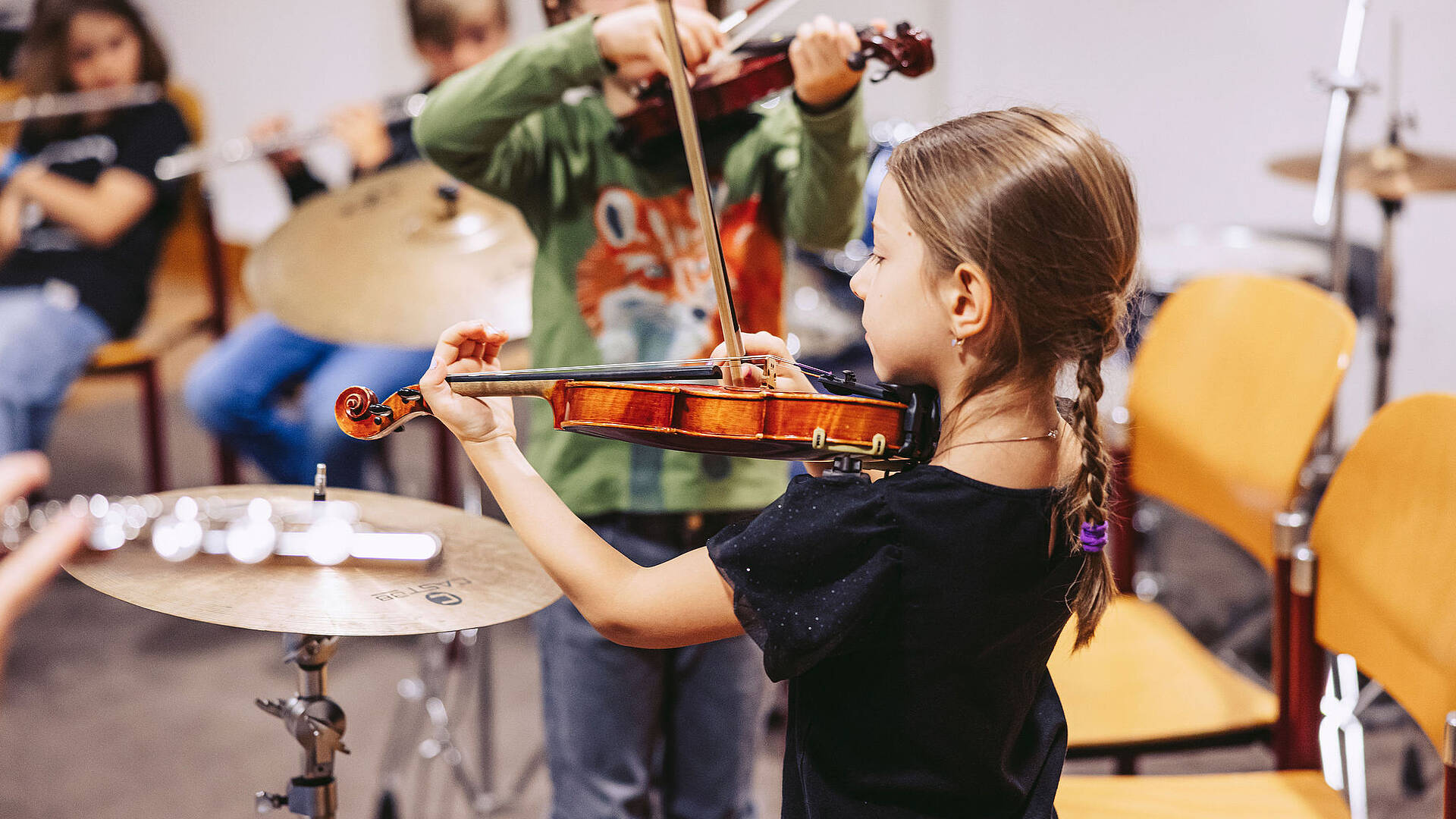 Ein Kind spielt Geige.
