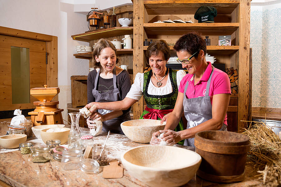 Backen des Slow Food Presidio Lesachtaler Brot