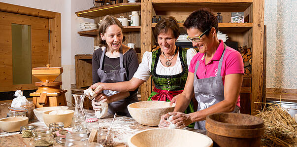 Backen des Slow Food Presidio Lesachtaler Brot