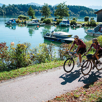 Genussradfahrer entlang des Meridiem Trail in Kärnten
