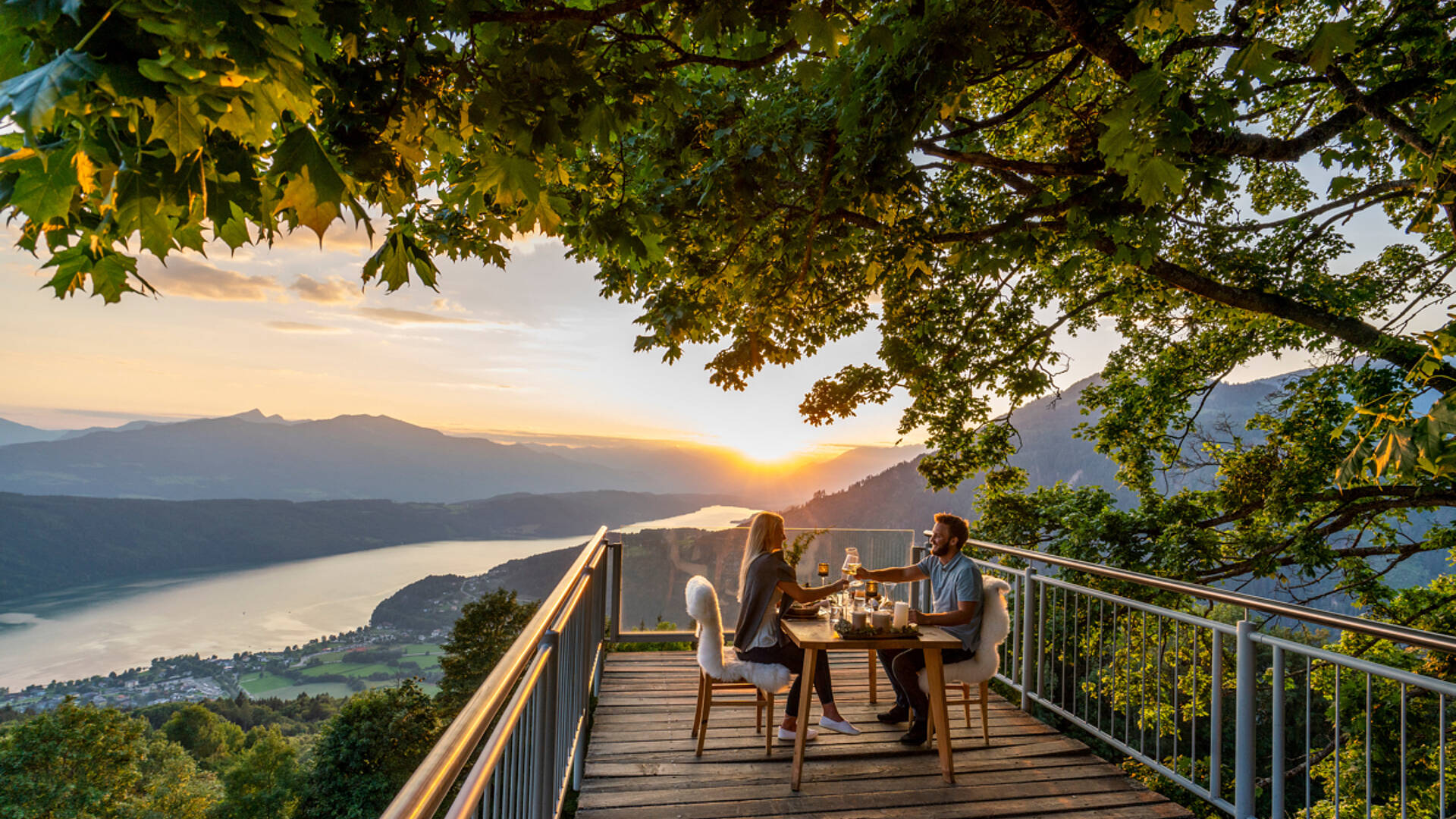 Tafel reichlich gedeckt am Sternenbalkon am Millstätter See.