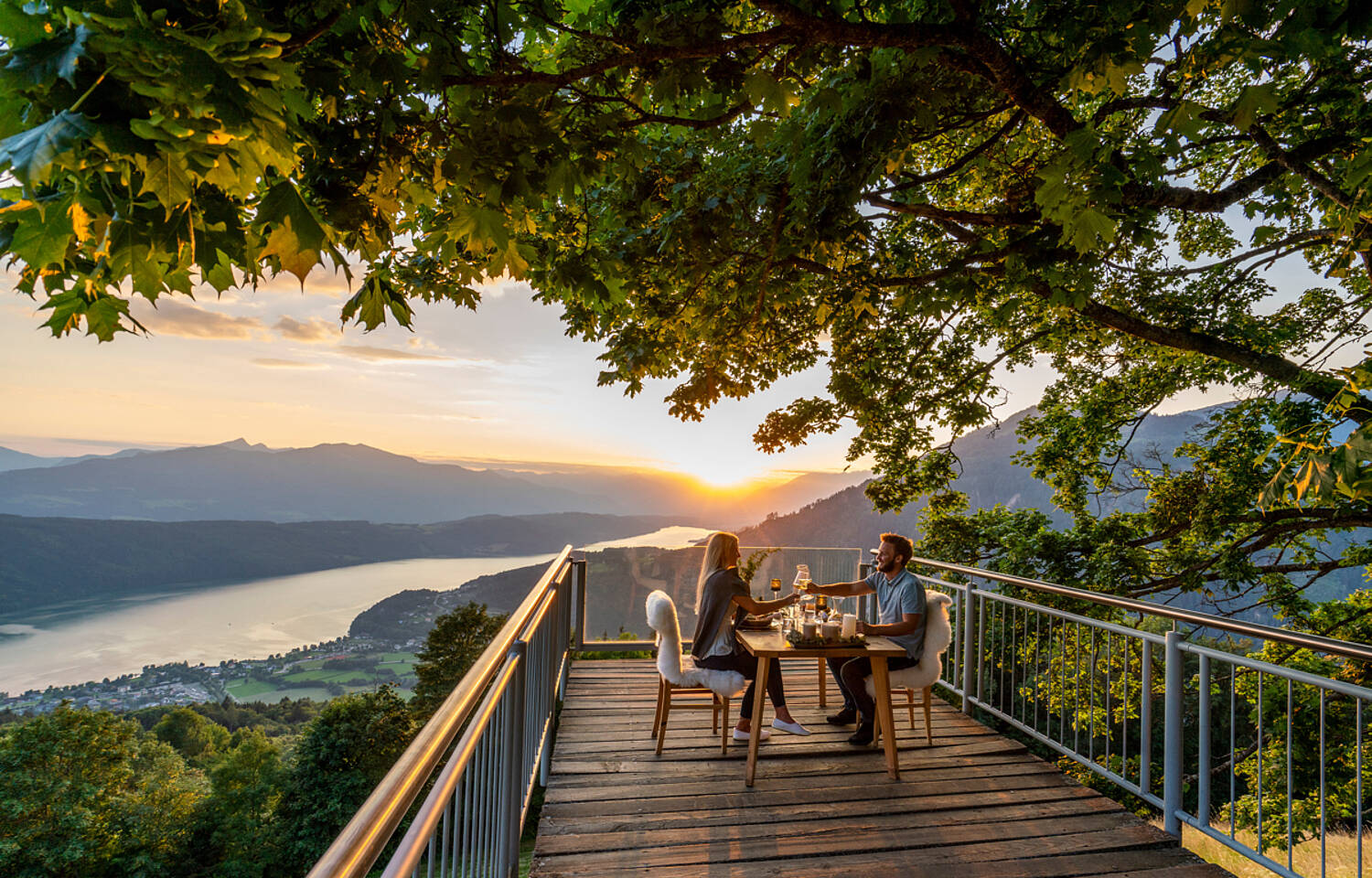 Tafel reichlich gedeckt am Sternenbalkon am Millstätter See.