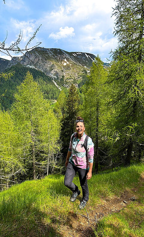 Wandern auf der Etappe sechs von Bad Kleinkirchheim zum Erlacher Haus über Wald und Wiesen.