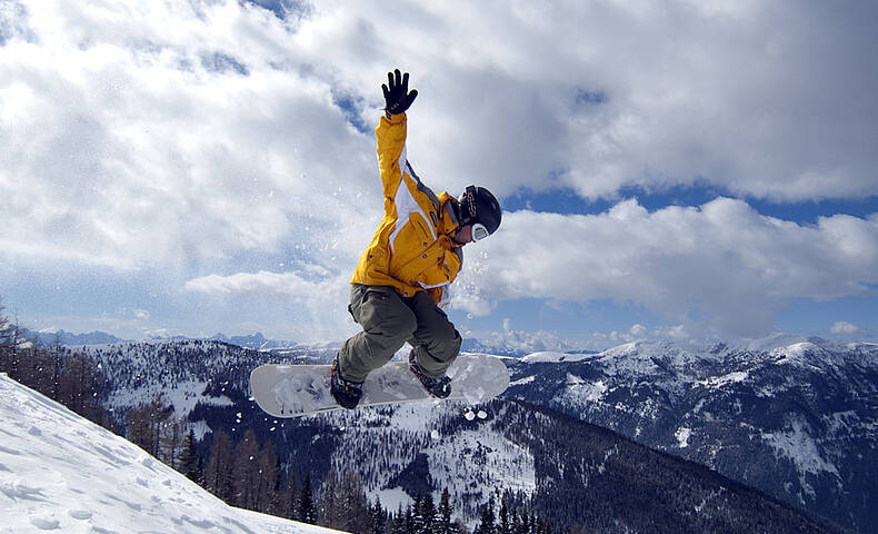 Snowboardsprung auf der Piste