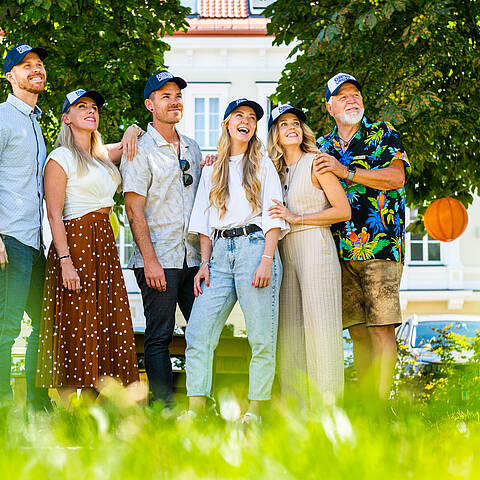 Zwischen Bergen, Seen und südlicher Leichtigkeit entstehen Geschichten, die nur Kärnten schreiben kann. Die Kärntner Originale laden dich ein, dieses Lebensgefühl zu spüren: echt, unkompliziert und naturverbunden. 