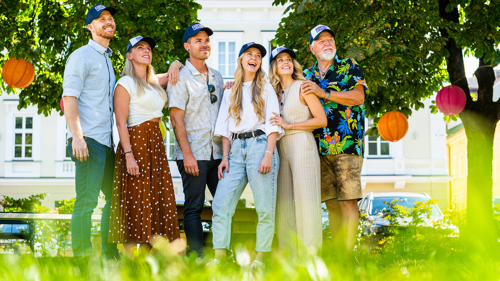 Zwischen Bergen, Seen und südlicher Leichtigkeit entstehen Geschichten, die nur Kärnten schreiben kann. Die Kärntner Originale laden dich ein, dieses Lebensgefühl zu spüren: echt, unkompliziert und naturverbunden. 