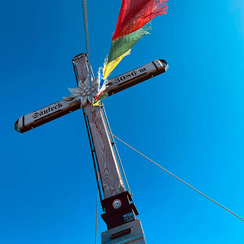 Saeuleck Gipfelkreuz in der Ankogelgruppe 3086 m mit Fahne