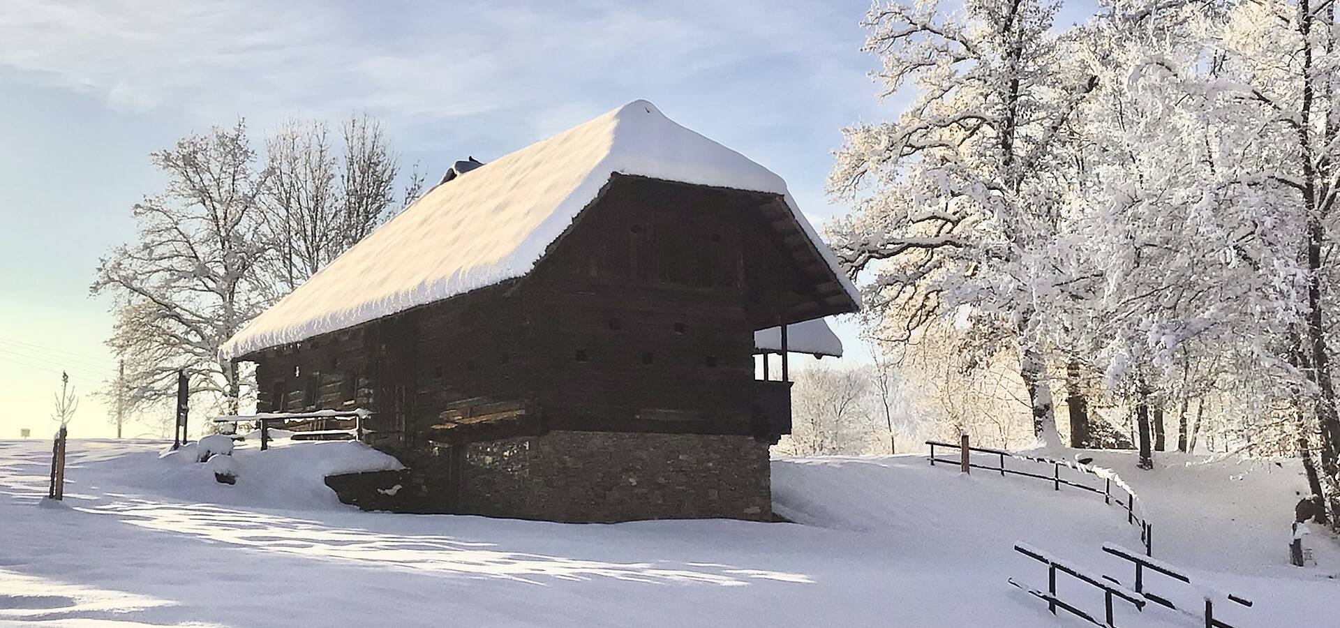 Schneebedeckte Hütte im Advent im Freilichtmuseum Maria Saal