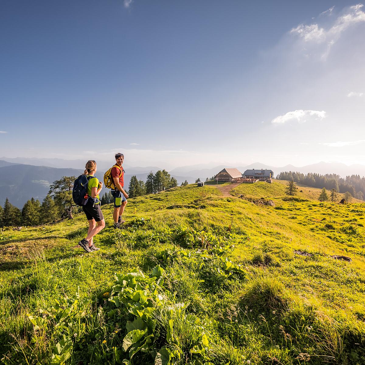 Paerchen beim Wandern am Karnischen Höhenweg
