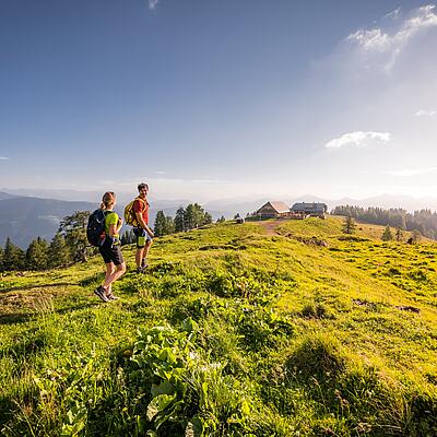 Paerchen beim Wandern am Karnischen Höhenweg