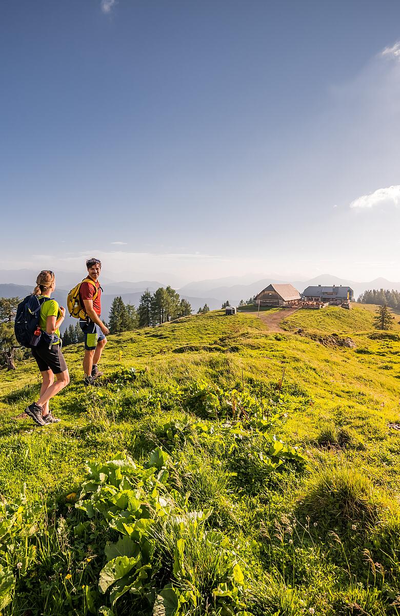 Paerchen beim Wandern am Karnischen Höhenweg