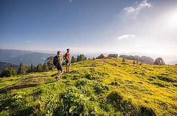 Paerchen beim Wandern am Karnischen Höhenweg