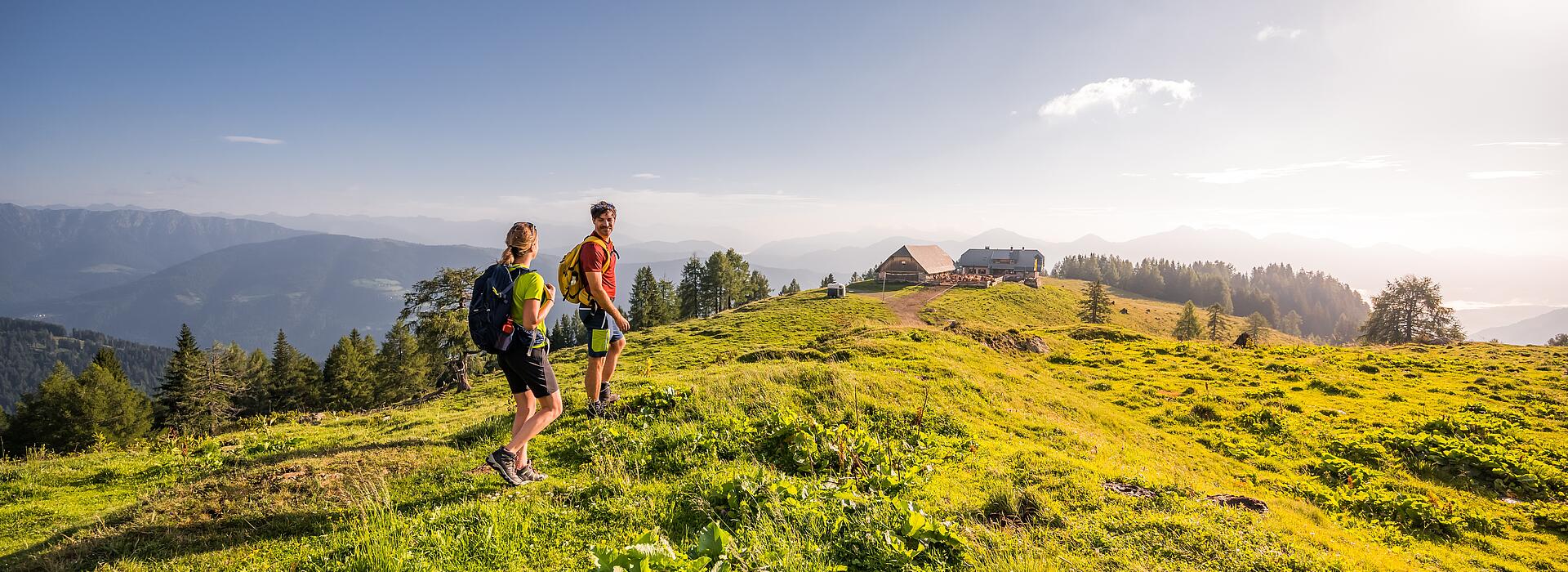 Paerchen beim Wandern am Karnischen Höhenweg