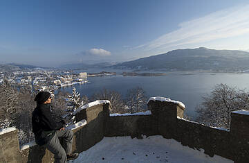 Panoramablick auf den Wörthersee Richtung Poertschach im Winter