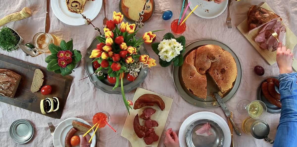 Kaerntner Reindling am gedeckten Ostertisch