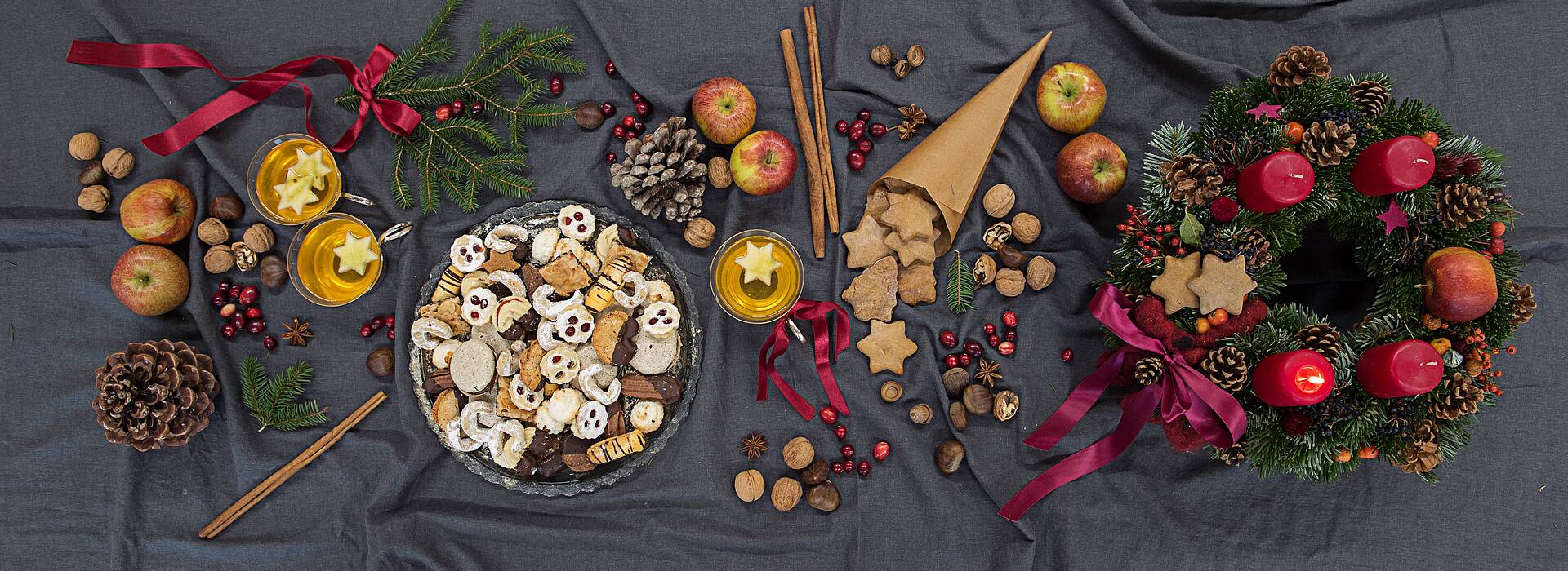 Weihnachtstisch mit Keksen